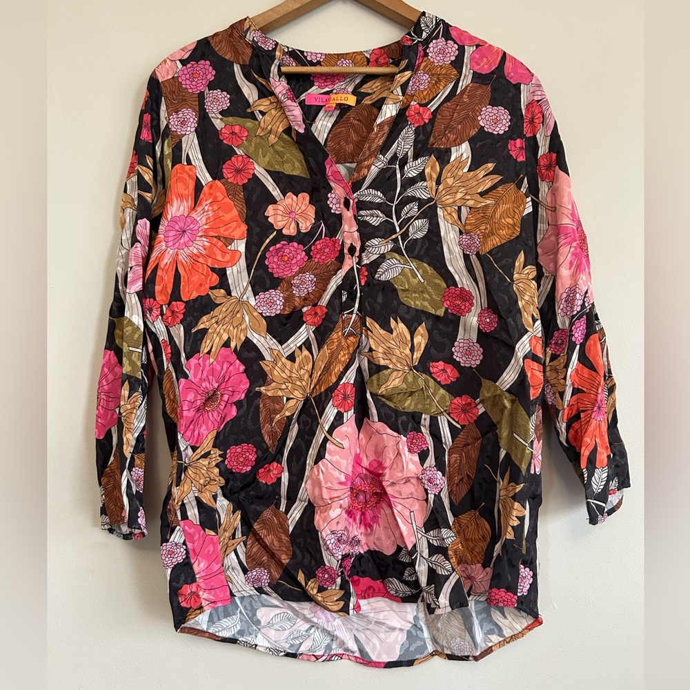 VILAGALLO Francina Floral 3/4 Length Sleeve V-Neck Blouse!
